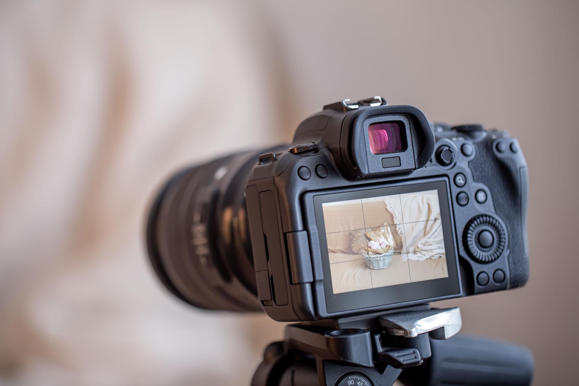 Fermez-vous vers le haut de l’écran d’un appareil-photo numérique professionnel sur un trépied tout en tirant une composition à la maison.