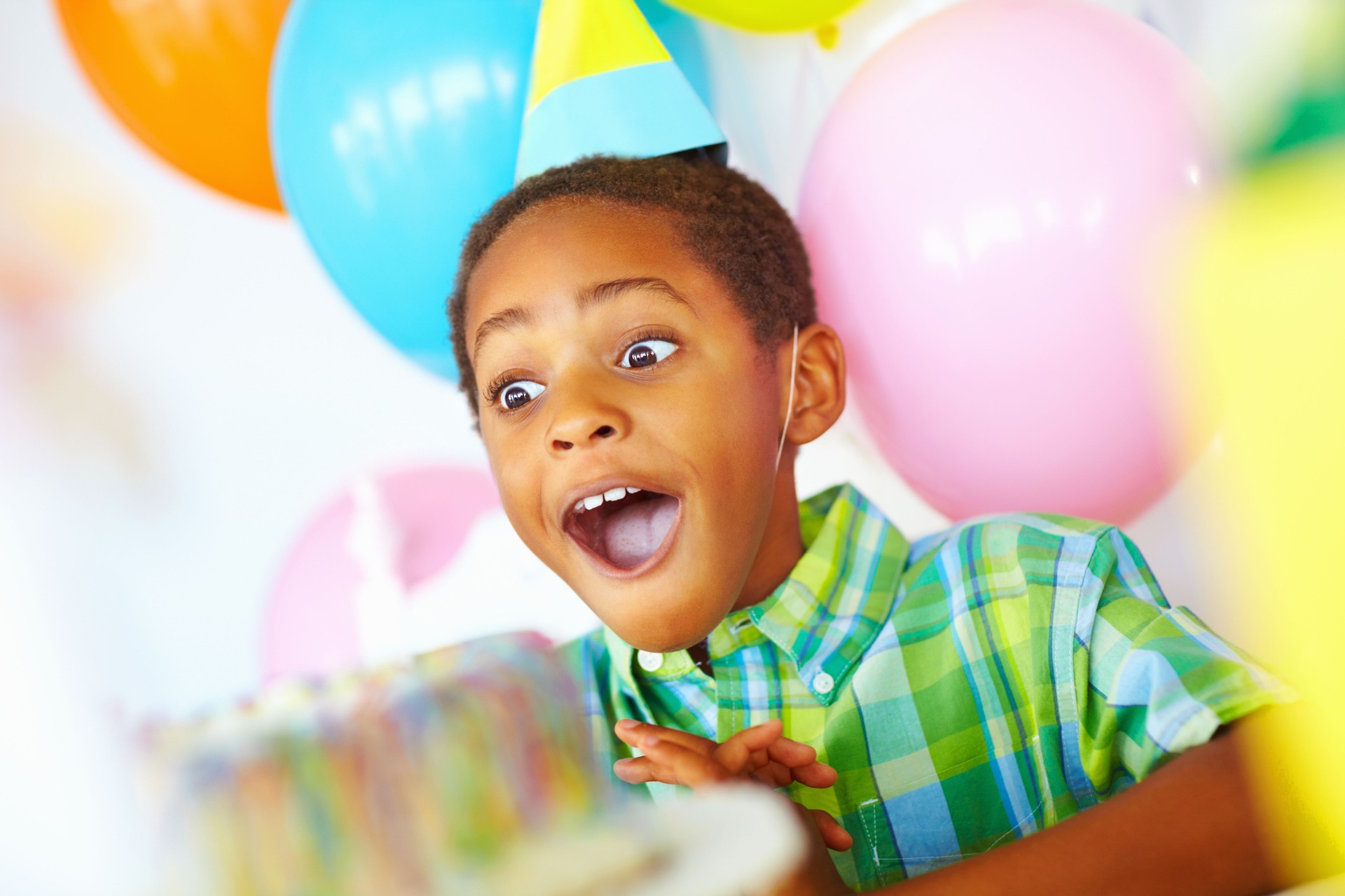 Surpised anniversaire garçon