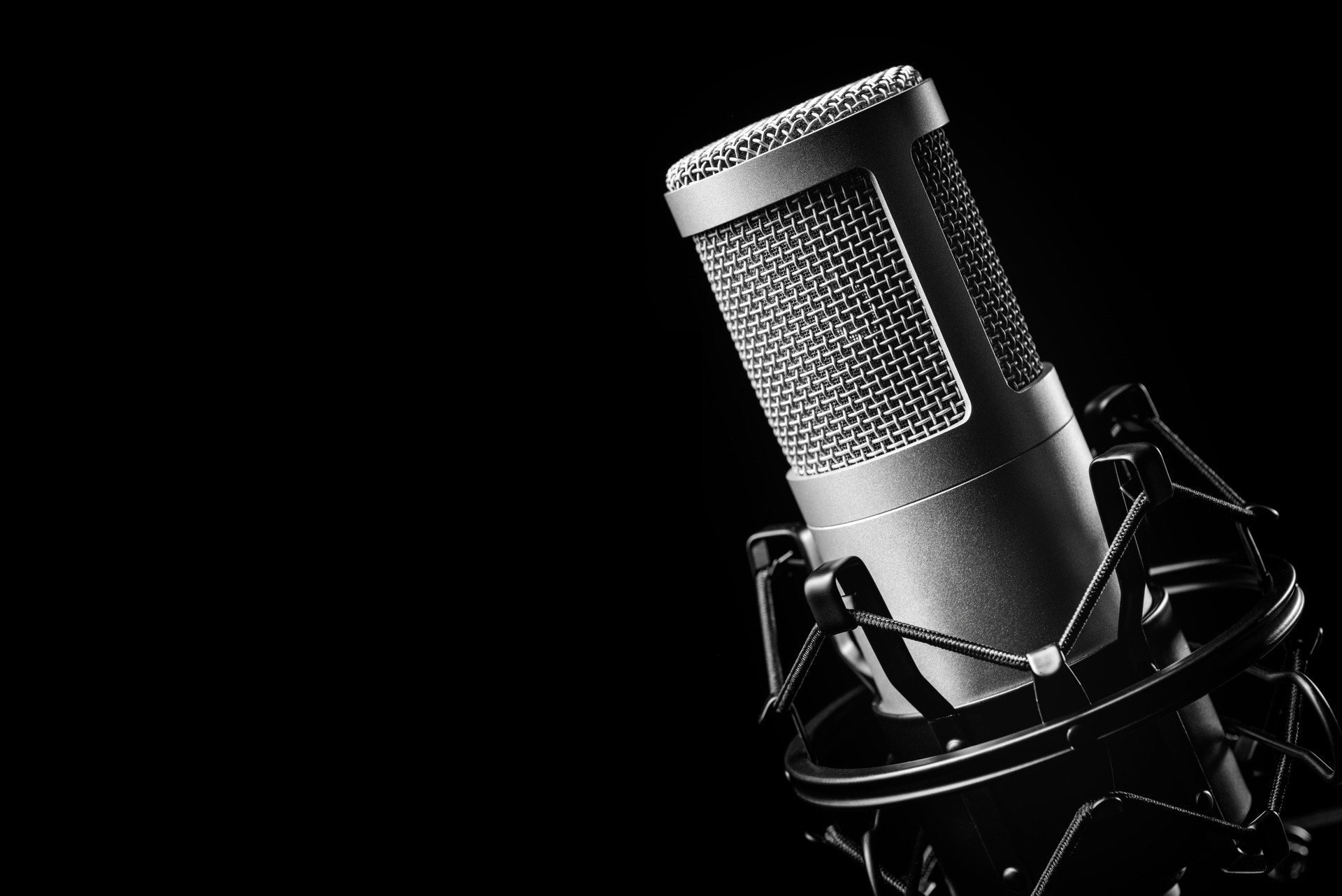 Microphone de studio sur fond noir. Espace de copie.